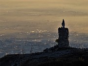 46 Maxi zoom verso la Madonnina del Costone e la  pianura